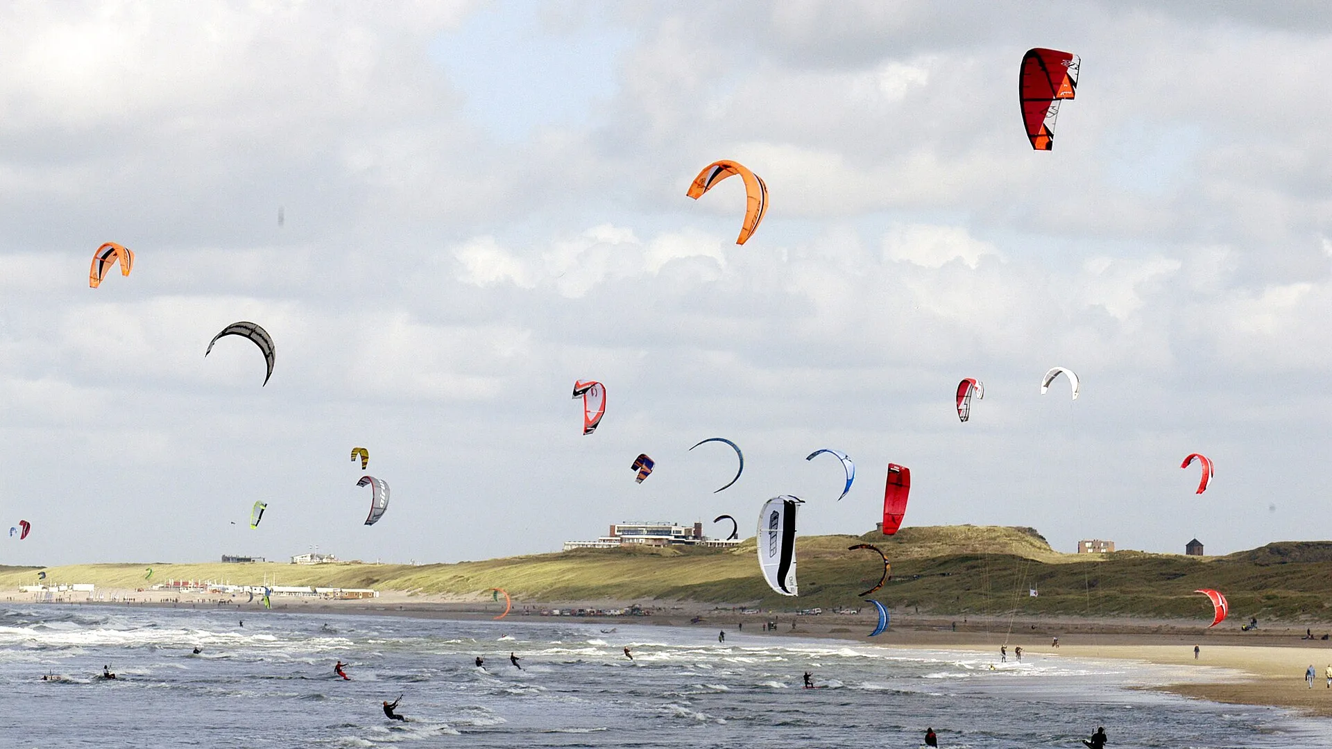 Dizaines de kites dans le ciel au-dessus de la plage de Wijk aan Zee, Pays-Bas