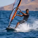 Windsurfista a toda velocidad con su tabla de vela