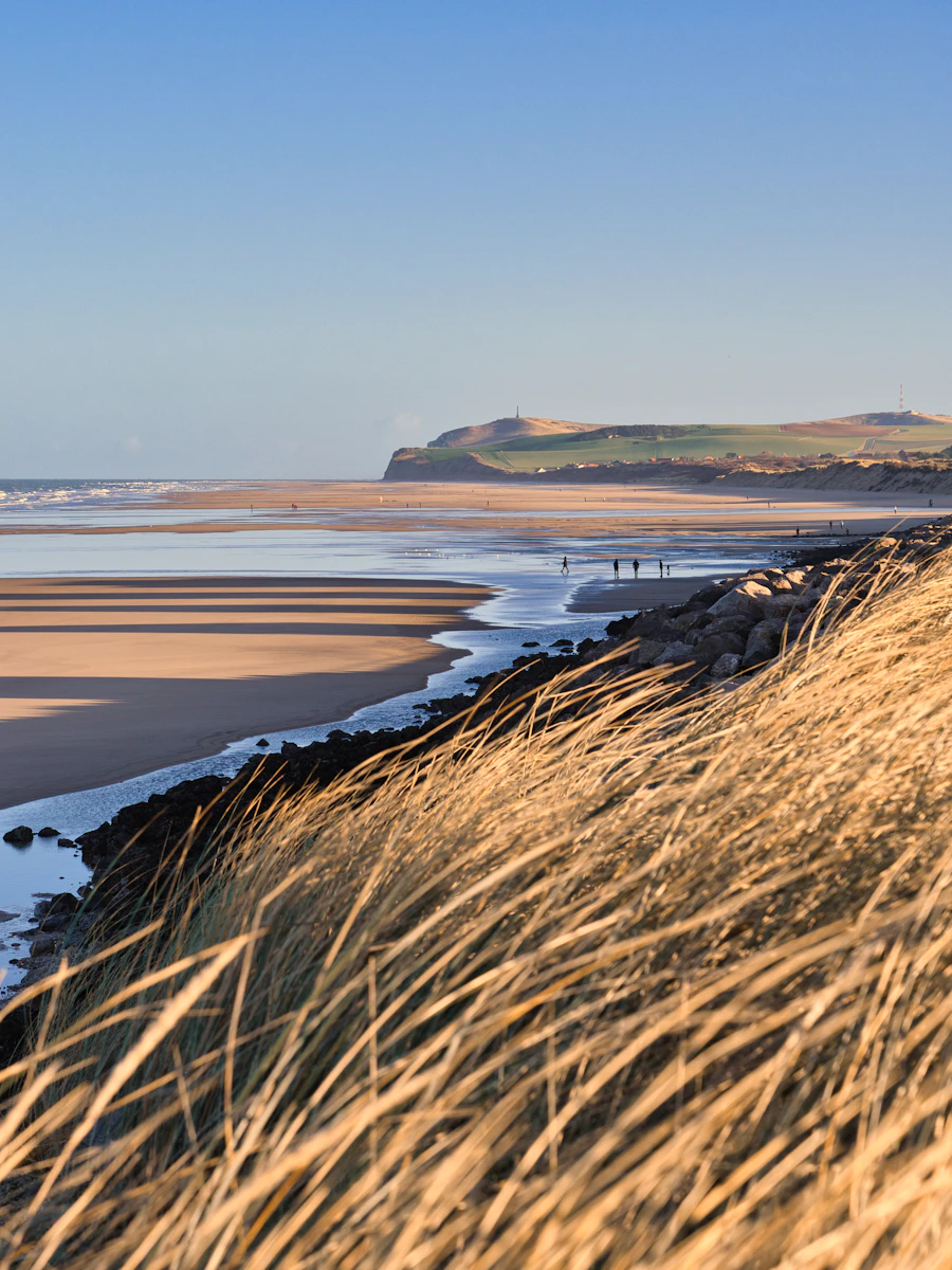 Plage de Wissant à marée basse, encadrée par les caps du Pas-de-Calais