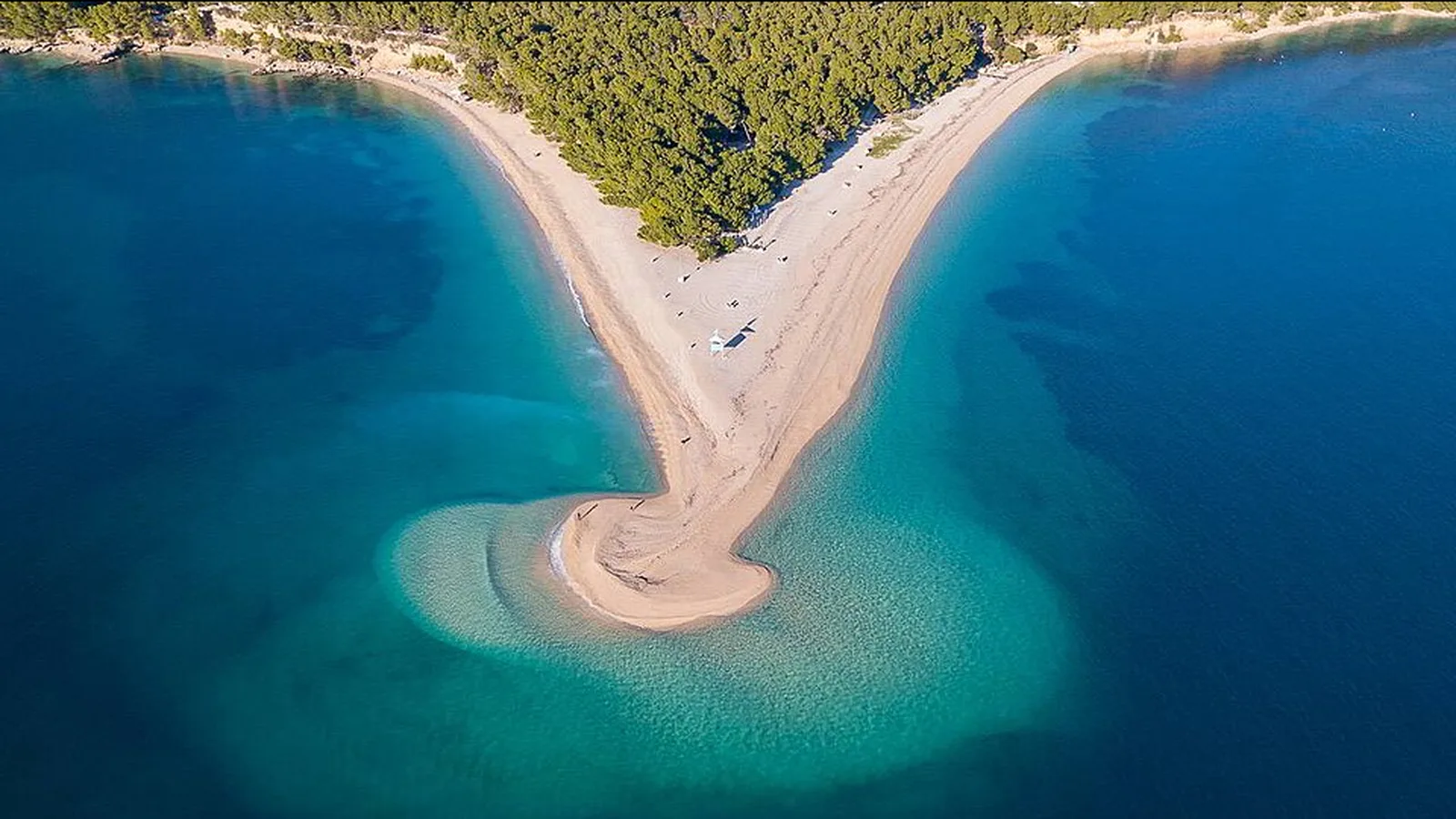 Vue aérienne du cap de sable de Zlatni Rat, île de Brač, Croatie
